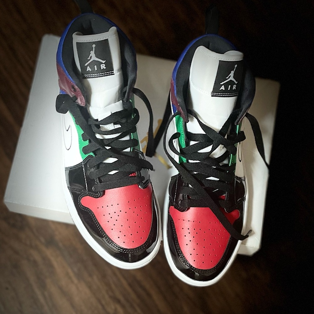 Woman’s Jordan 1 mid Se